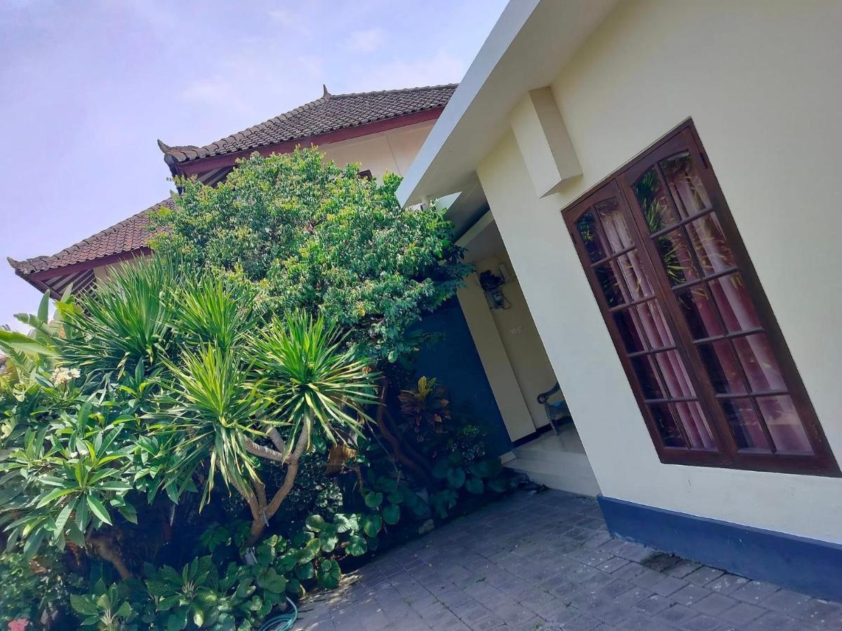 Villa Layang Bulan A Homey Guesthouse For Men Near The Beach In North Kuta Denpasar  Exterior photo