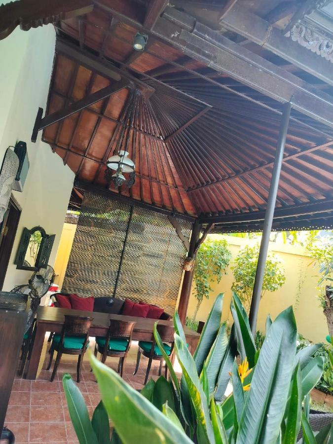 Villa Layang Bulan A Homey Guesthouse For Men Near The Beach In North Kuta Denpasar  Exterior photo